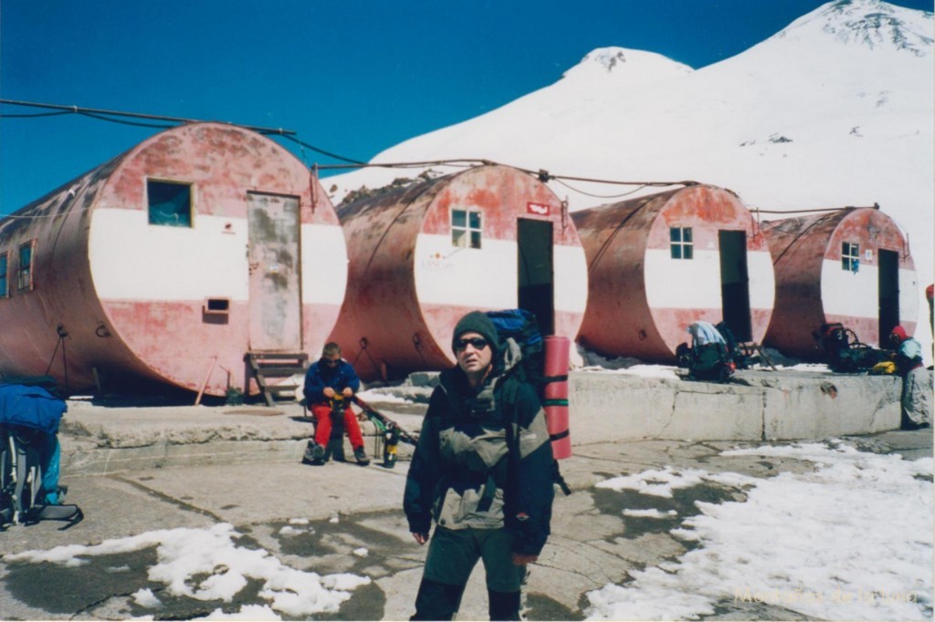 Joaquín en En Barrels, 3.800 mts., preparado para subir al Refugio Dizel Hut
